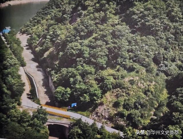 七四年冬，华县瓜坡营在桥峪凿山开洞，将一块块百斤重石料搬上山
