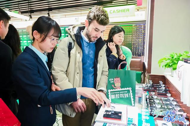 解锁中轴线隐藏玩法!中外体验官东城开启京味之旅→