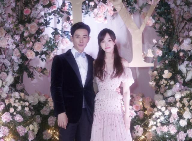 罗晋携任素汐与母亲去祈福