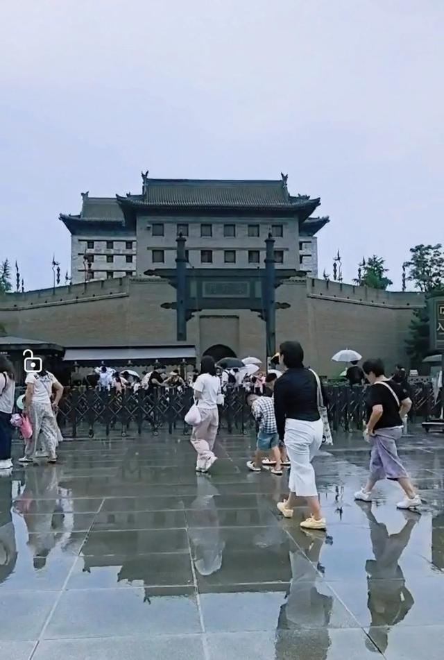 五绝:游西安古城墙