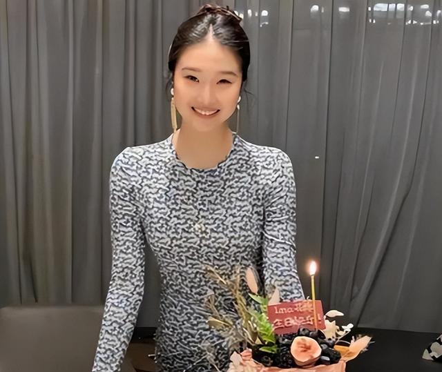 49岁马伊琍没想到，辛苦养大的17岁女儿文君竹，早为亲爹文章争光
