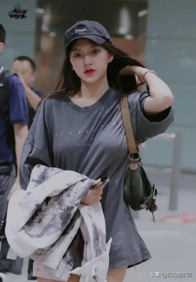 她身材真是太好了，大T恤都遮不住，所以她不能胖，一胖就特显壮