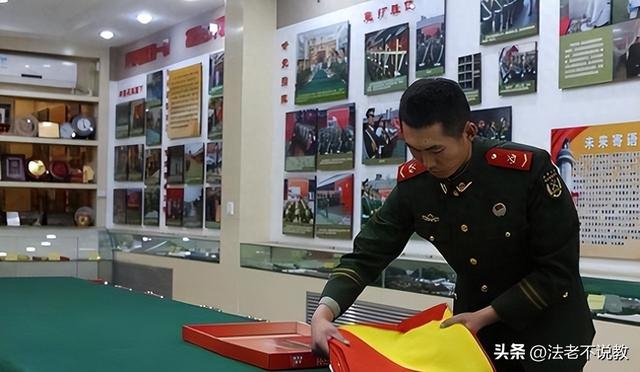“最帅升旗手”张自轩被骂惨了！面对争议，他用一句话来回应