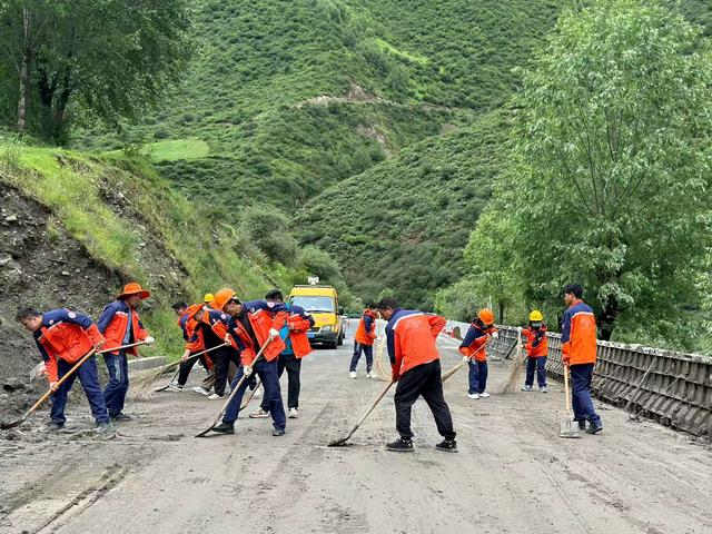 《天路见证——川藏公路甘孜段“两路”精神传承史》——序
