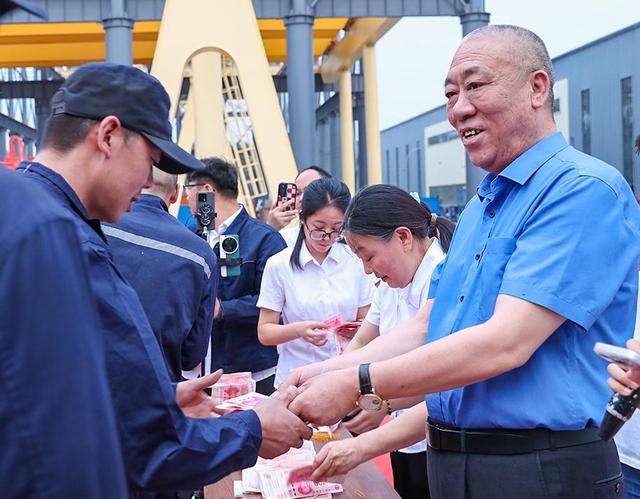 于东来没想到	，离过年不到20天，崔培军因一特殊举动再次口碑暴涨