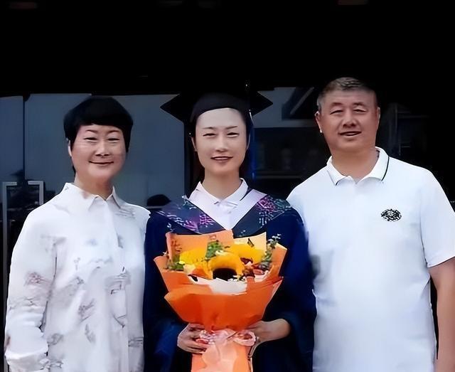 原来他是乒乓球奥运冠军丁宁的父亲，难怪退役后她能在北京当校长
