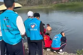 两男子在河里光屁股洗澡，学生发现后围观劝说，下秒尴尬社死图片