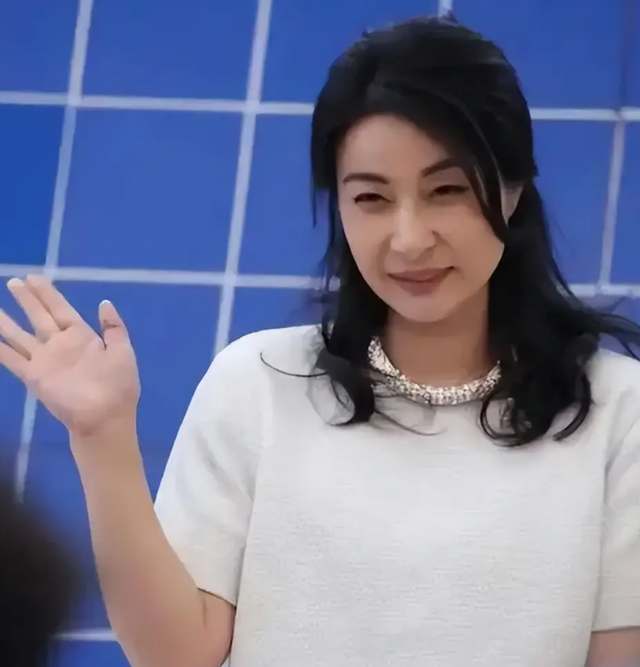 不装了！结婚10年后，章泽天彻底跟刘强东翻脸，郭晶晶当初没说错