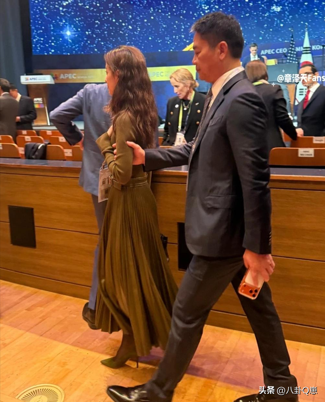 婚变传闻仅5天，刘强东"坦白"没自信，章泽天状态好到和男星看展