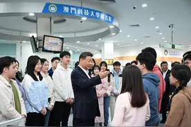 习近平来到这所“年轻”的大学图片