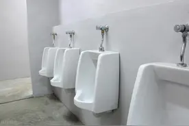 小便颜色黄，有异味？可能是这三种原因，中医提醒你，千万要注意图片