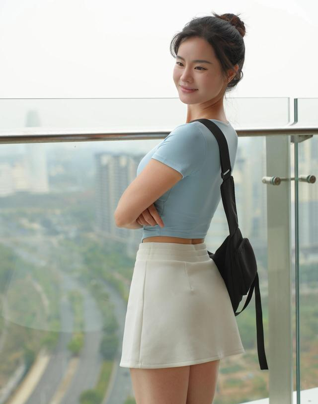 健身女孩的“轻时尚”日常：浅蓝上衣+白裙，把生活穿成画报