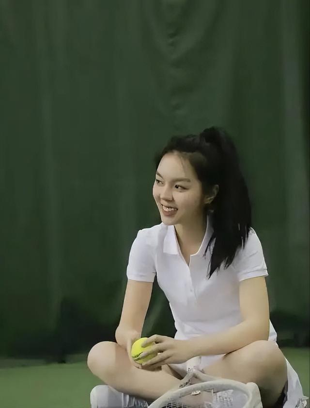 李咏也没想到，自己离世7年后，23岁的女儿就走上一条“不归路“