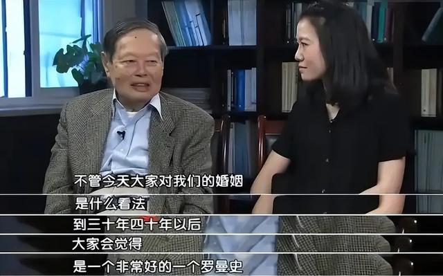 杨振宁葬礼:翁帆穿黑衣站首位,眼睛哭肿,送别队伍一眼望不到头