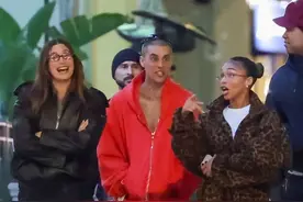 比伯和海莉甜蜜冰淇淋约会，力破离婚传闻，新晋奶爸“真空”上街图片