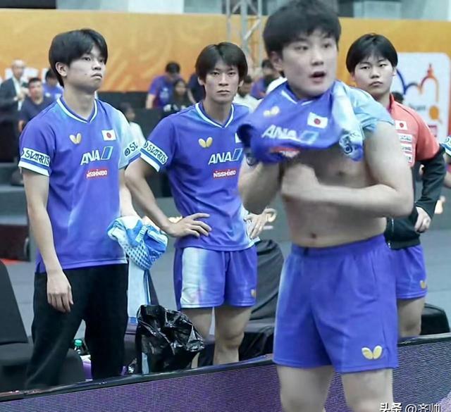 张本智和被王楚钦打了11-1后，换球衣耗时4分钟！但他还是输了