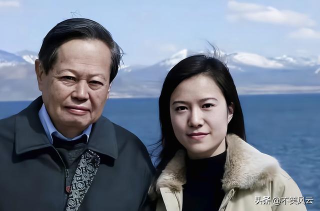 杨振宁离世不到1个月，与翁帆领证留影被扒，他当时一脸不好意思