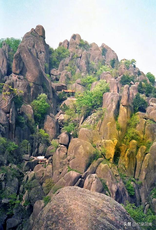 1998年4月18日拍摄的嵖岈山。27年前，嵖岈山还是原生态的山