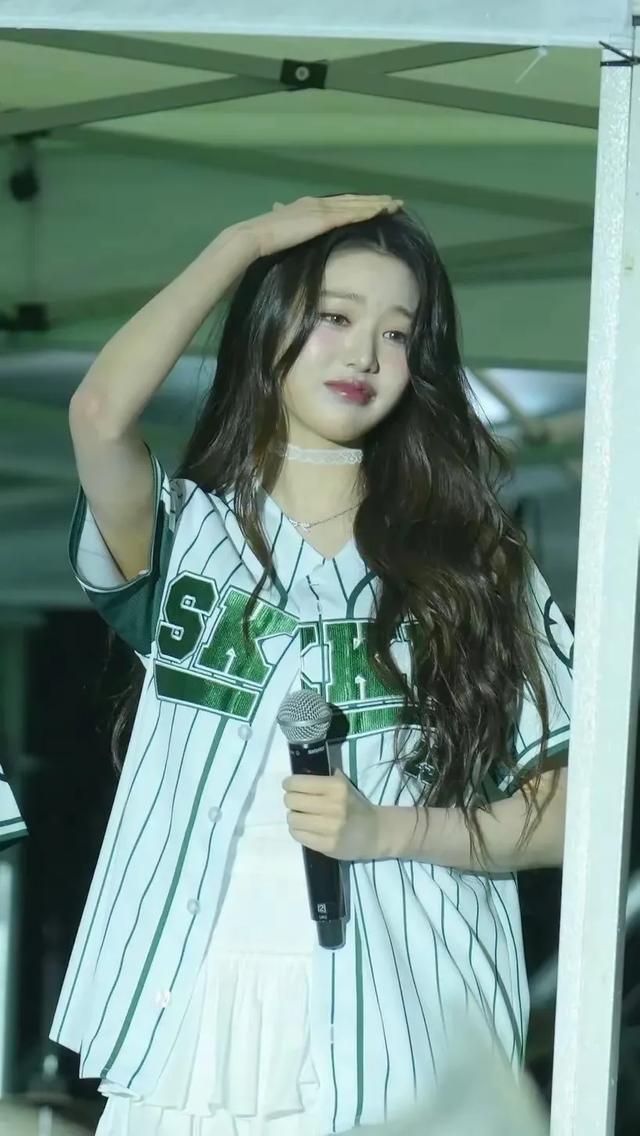 20岁的张元英这蕾丝肚兜和颈环越来越有人妻熟妇感了！还肥了不少