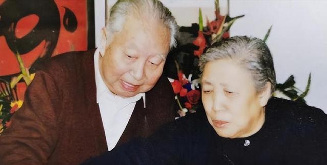 她15岁入党，18岁跟主席结婚，如今仍健在，却几乎不出来露面