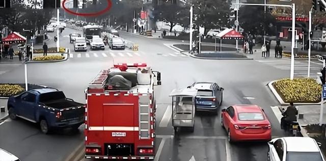 广西钦州发生火情，消防车前往现场时却遭遇大货车阻挡？民警出手对其处罚！