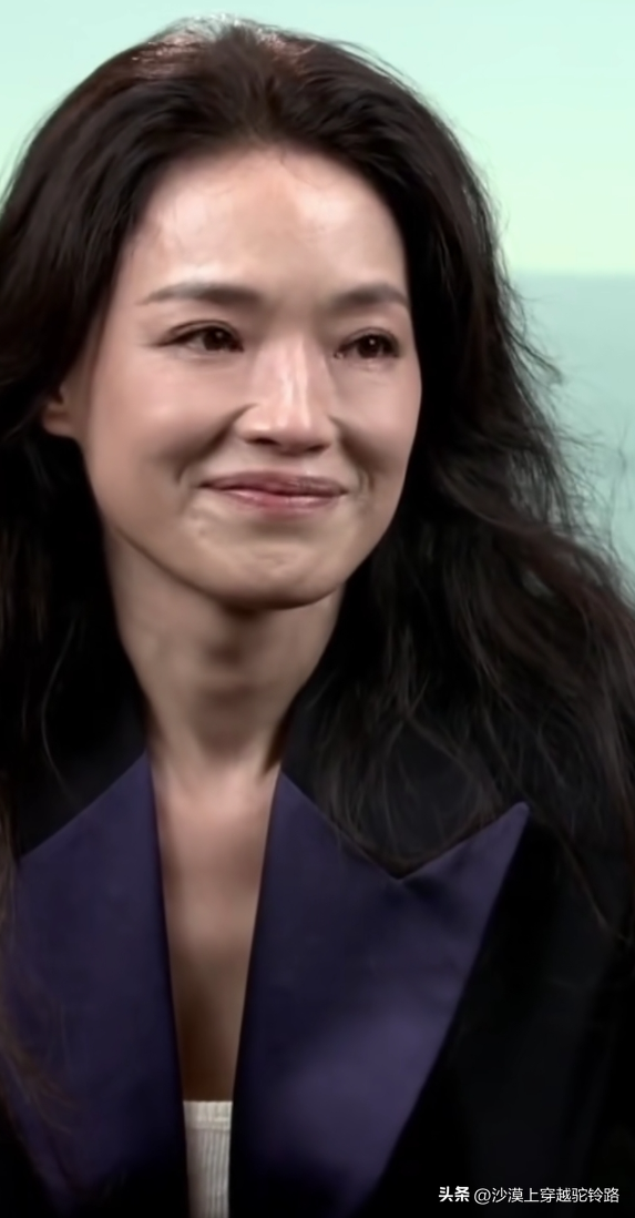 49岁舒淇最真实的脸，没有浓妆艳抹 不搞虚假人设 头发白了依旧优雅