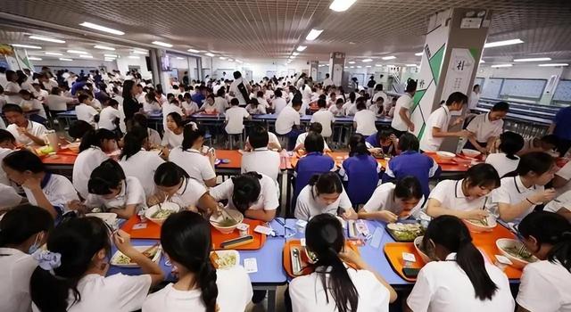 北京下了个死命令：2027年底前，所有中小学必须告别“校外配餐”