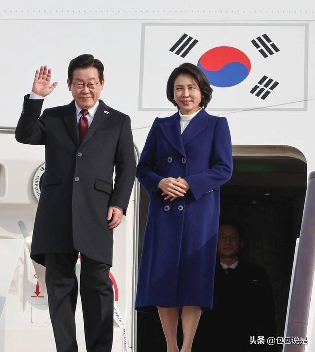 韩国第一夫人抵达北京啦！零下的气温光腿穿大衣	，双排扣大衣很美