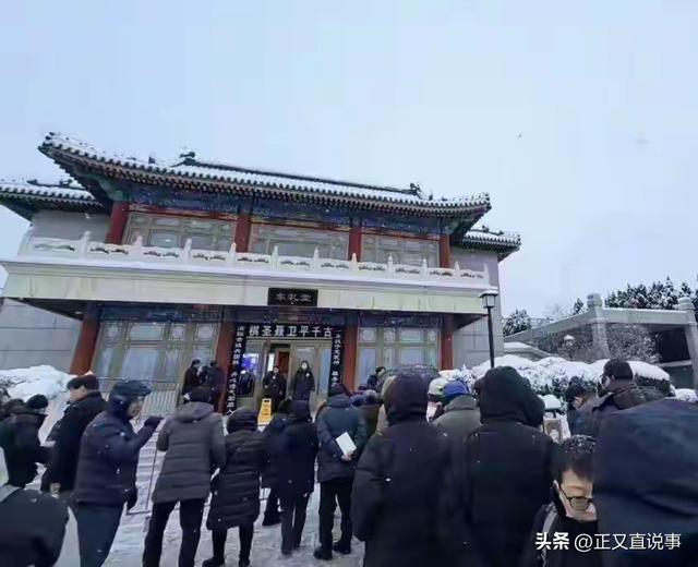 聂卫平葬礼	，长子捧遗像，两前任妻子未现身，现任兰莉娅主持现场