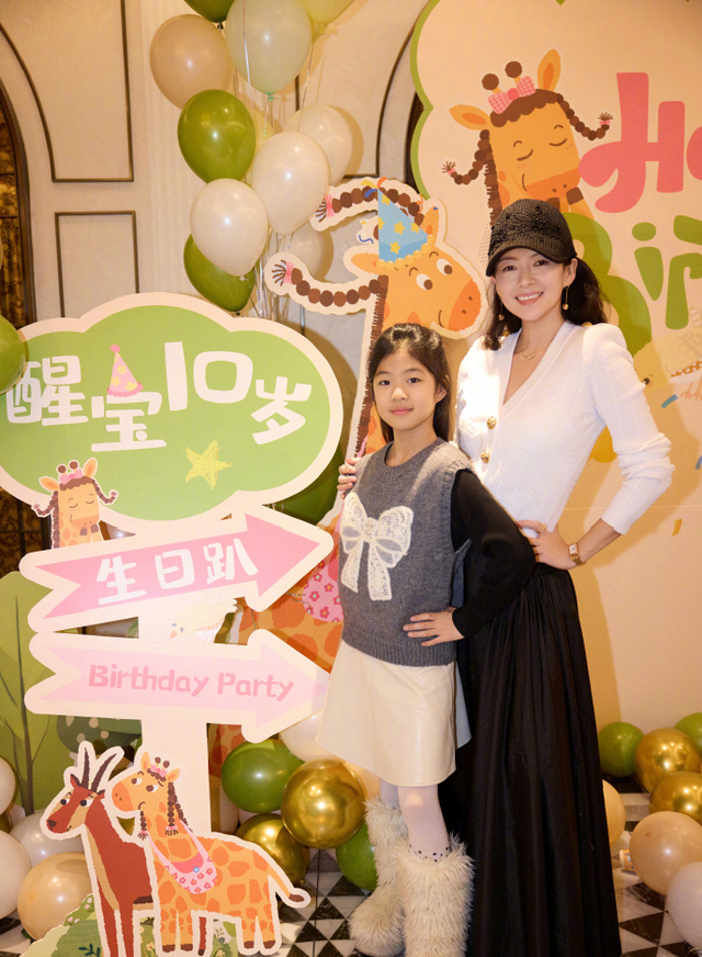 12月即将结束，46岁章子怡再次官宣喜讯，撕碎汪峰仅剩的体面。