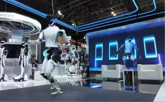 星动纪元携旗下核心具身智能产品矩阵亮相WAIC 2025