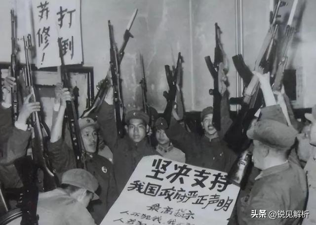 中国军舰首访归途遭12级风暴：9道裂缝3米裂口，官兵死里逃生！