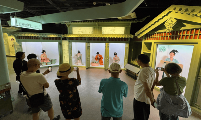 一块大屏幕因何引来人山人海……？