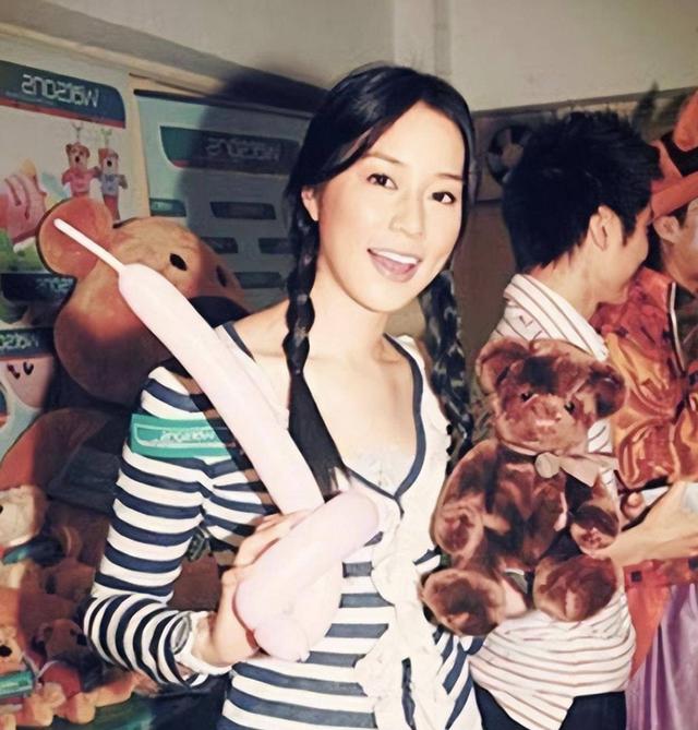 她14岁已是“人间尤物	”，被首富看中花10亿娶回家	，8年生了四胎