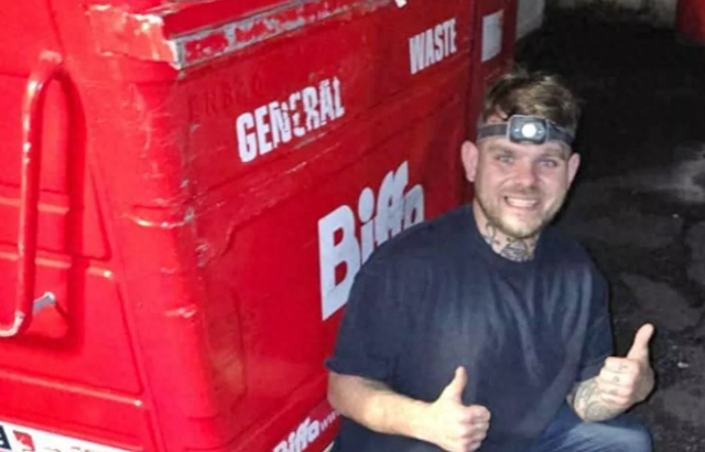 英国男子靠翻垃圾箱年入4000英镑，曾捡到名牌包，一战古董和珠宝