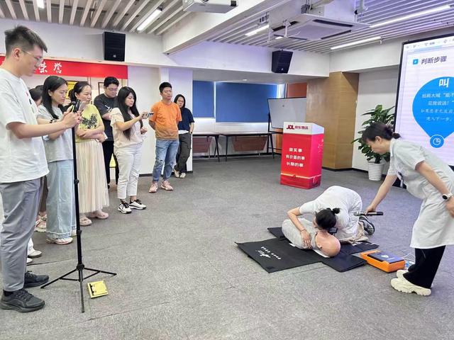 关爱新就业群体，武汉市职业病防治院走进京东快递网格仓为快递员送体检