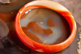 这几种镭石饰品，戴一天等于做了几十次胸透，别再戴赶紧丢了。图片