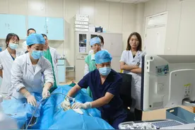 女子子宫肌瘤“拳头”大，他们不开刀“巧取”图片