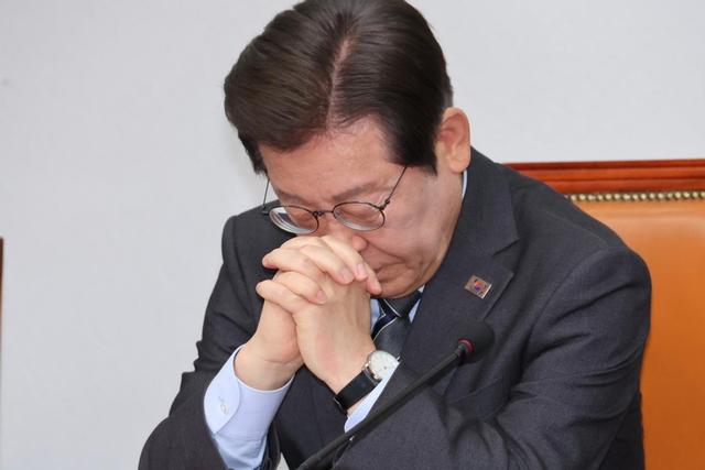 李在明全面倒向美国，却遭特朗普背刺，全美逮捕韩国人，中国躺枪