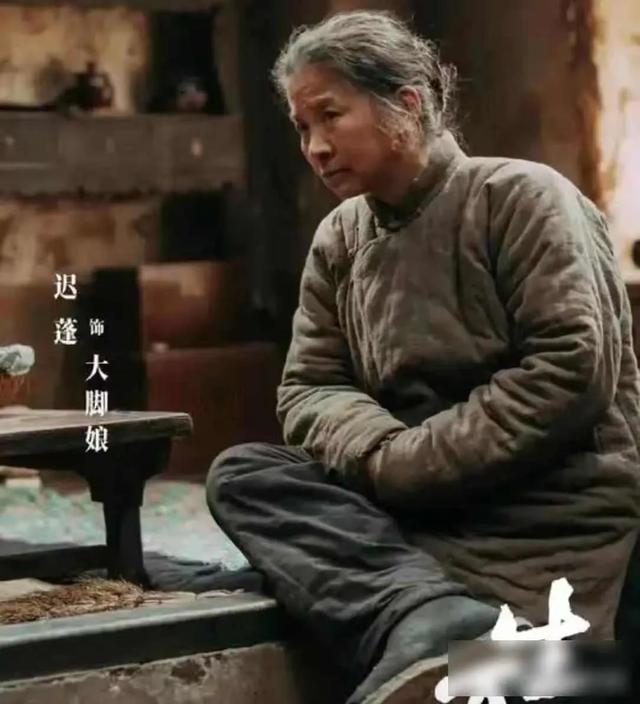 迟蓬现身北京面包店，休闲装扮也优雅，本人好温柔