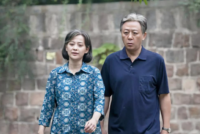 民政局离婚排队爆满，反映一个真相：年轻人不结婚，是父母导致的