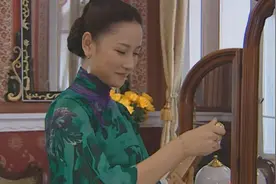 《金粉世家》明知香水不是原来那瓶，大少奶奶为什么没责罚小怜？图片