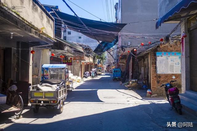 霞浦松山有条一公里长的旧街老巷，两边民宿林立，足足有168家