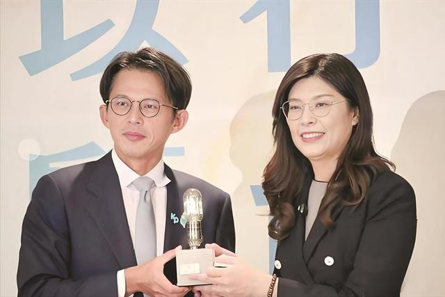 两个信号证明国家收台在即，蒋万安提前返台，蓝白联手逼宫赖清德