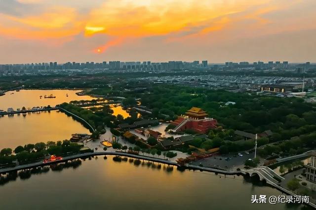 这个夏天百年历史的开封火车站迎来了旅游客流的火爆高峰,