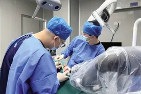 八旬翁牙坏了 机器人来“种”！精准定位、全程微创，海南完成首例机器人种植牙手术图片