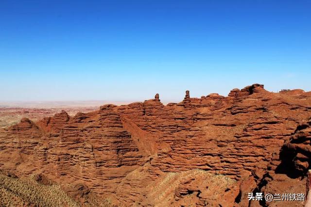 #“我的铁路风景”故事汇#丹霞如火，动车驶过侏罗纪时光