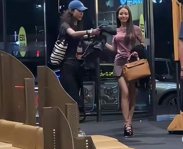 郎朗夫妻郑州吃火锅，吉娜穿短裙身材火辣，丈夫发福胖到不敢认