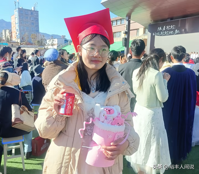 四川高三女孩杜彬洋去世！仅18岁，刚被川北医学院录取，弟弟立碑