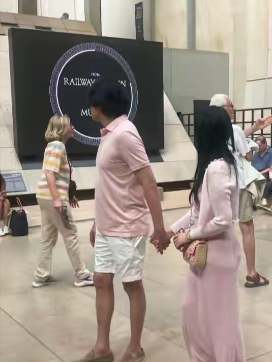 57岁伊能静全家度假，膀大腰圆不再少女，9岁米粒手机不离手